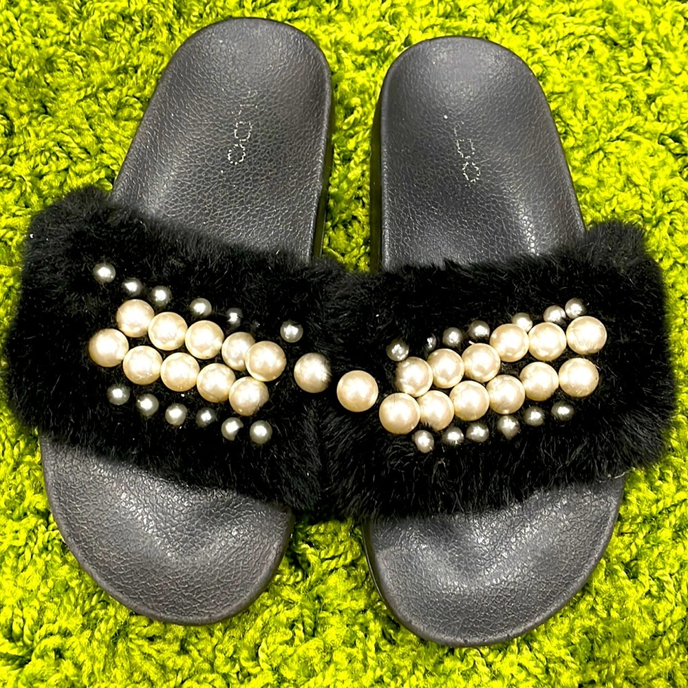 Aldo plush pearl slipper size 6